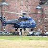 Ein Hubschrauber mit zwei festgenommenen Person an Bord landet in Karlsruhe beim Bundesgerichtshof (BGH).