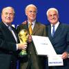 Der damalige FIFA-Präsident Joseph Blatter (l-r), Franz Beckenbauer, damaliger Präsident des Organisationskomittees der Fußball-WM 2006, und Fedor Radmann, damaliger Vize-Präsident des Organisationskomittees der Fußball-WM 2006.
