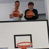 Sportlehrer Martin Sakals (links) und Schüler Leon Liedl  hoffen, dass der WM-Erfolg der deutschen Basketballer einen Boom auslöst.