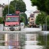 Die Feuerwehr im Einsatz im italienischen Hochwassergebiet. Mittlerweile hat das Auswärtige Amt einen Reisehinweis für die Region Emilia-Romagna um Bologna ausgesprochen.