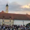 Riesiger Andrang bei der Aufführung von "Landrauschen" im Open-Air-Kino des Jugendforums Roggenburg. Die Veranstalter hatten mit 400 Zuschauern gerechnet, letztlich ließen sie 800 hinein. Mindestens 250 Leute mussten wieder gehen.