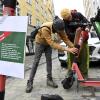 Klimacampaktivisten rollten am Donnerstag Leih-Scooter, die störend auf dem Gehsteig abgestellt waren, zum nächstbesten freien Parkplatz am Straßenrand, hier am Perlachberg. 