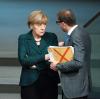 Bundeskanzlerin Angela Merkel und Verkehrsminister Alexander Dobrindt: Nach zehn Jahren im Amt steht die Regierungschefin an einem Scheideweg. (Archivbild)