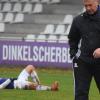 Ziemlich angefressen stapfte Dinkelscherbens Trainer Jens Lutz nach der 0:2-Niederlage im Kellerduell gegen den TSV Ottobeuren vom Platz. Kapitän Simon Motzet liegt am Boden zerstört auf dem Rasen. 