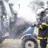 Schnell löschte gestern die Feuerwehr einen Brand im Motorraum eines Traktors auf einer Wiese an der Landsberger Straße.  