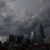 Eine Sturmfront nähert sich der Innenstadt von Nashville, Tennessee, die nördlich der Stadt einen Tornado auslöste.