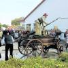 Hunderte von kleinen und großen Zuschauern beobachteten gespannt, wie die historische Feuerwehr Unterelchingen beim Tag der offenen Tür der FFW Thalfingen die Brandbekämpfung früherer Zeiten demonstrierte. Foto: mde