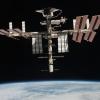 Immer wieder muss die Internationale Raumstation ISS Trümmern aufgegebener Satelliten ausweichen.