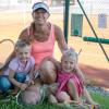 Sabine Klaschka hat es vom TC Kaufering aus auf die großen Tennisplätze dieser Welt geschafft. Mittlerweile ist der Hochleistungssport für die zweifache Mutter Geschichte. Hier ist sie mit ihren Kindern Maximilian und Lucy zu sehen. 	