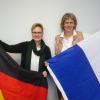 Petra Angerer-Gschwind (links) und Dagmar Schmid unterrichten beide auch Französisch am Simpert-Kraemer-Gymnasium Krumbach. Sie zeigen Flagge für die deutsch-französische Freundschaft. 	