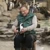 Der Kommissar und die Pinguin-Dame: Bei seinen Undercover-Ermittlungen im Zoo schließt  „Tierpfleger“ Frank Thiel (Axel Prahl) den Pinguin Sandy in sein Herz.