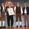 Johann Allmann (2. von links) wurde Ehrenmitglied der Singoldschützen. Dazu gratulierten die Schützenmeister Helmut Geiger und Volker Schulte, sowie Bürgermeister Erwin Goßner (von links).