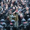 Montagabend in Chemnitz: Mehrere tausend Rechtsextremisten stehen der Polizei gegenüber.