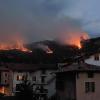Am Gardasee brennt es: Flammen und Rauchschwaden über Nargo-Torbole nahe Riva del Garda im Norden des Urlaubsziels.