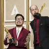 Der Favorit macht das Rennen. Daniel Kwan (links) und Daniel Scheinert posieren mit ihren Oscars für die beste Regie und den besten Film:"Everything Everywhere All at Once".