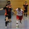 Der FC Affing (rot-weiß) sicherte sich bei der Vorrunde der Futsal-Kreismeisterschaft gestern in Dasing ein Ticket für das Finalturnier in einer Woche. Hier im Vorrundenspiel gegen den VfL Ecknach. 	