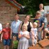 Im vergangenen Jahr bekam die Familie von Bürgermeister Markus Wöhrle (links) eine Urkunde zur Geburt des siebten Kindes überreicht.