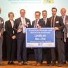 Der Landkreis Neu-Ulm wurde mit dem European Energy Award ausgezeichnet. Das Bild zeigt Geehrte und Ehrende in München mit Landrat Thorsten Freudenberger (Dritter von links).  	