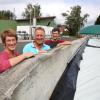 Anneliese, Benedikt und (rechts im Bild) Michael Harzenetter haben ihre Biogas-Anlage optimiert. Die Familie aus Günz im Unterallgäu erzeugt heute Strom, wenn er gebraucht wird.