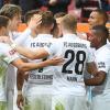 Ein Bündel Freude: Der FC Augsburg bejubelt das 2:0 durch Daniel Caligiuri.