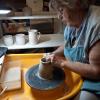 Die Töpferin Erika Maag teilt mit ihrem Mann Oskar die Liebe zur Keramik. Am Wochenende haben die beiden einen Stand auf dem Sonnwend-Töpfermarkt in Friedberg.
