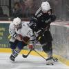 Neuer Eisbär: Patrick Spingler versucht im Duell mit dem Pfrontener Johannes Friedl, den Puck mit dem Schlittschuh zu stibitzen.	