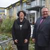 Geschäftsführerin Stefanie Lohrmann und Helmut Brosch, Vorsitzender des Trägervereins St. Josefswerk, im Garten des Altenzentrums St. Elisabeth. 