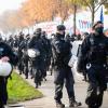 Polizisten begleiten eine Demonstration gegen den Parteitag.