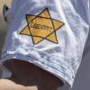 "Ungeimpft" steht auf einem nachgebildeten Judenstern am Arm eines Mannes, der versucht hatte, sich unter die Teilnehmer einer Demonstration in Frankfurt im Mai vergangenen Jahres zu mischen, die sich auch gegen Verschwörungstheorien zum Corona-Virus wendet.