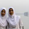 Zwei Frauen im Hidschab: Dieses traditionelle islamische Kopftuch bedeckt Haare, Hals und Schultern, lässt aber das Gesicht frei.