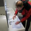 Stefan Bröll von der Spezialfirma MUVA in Kempten nimmt eine Wasserprobe. Zuletzt wurden wieder Verunreinigungen mit Bakterien festegestellt. 