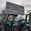 Mit Schildern demonstrieren die Landwirte in Donauwörth gegen die Ampelpolitik.
