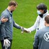 Manuel Neuer zeigt Bundestrainer Joachim Löw die Torwarthandschuhe für sein 100. Länderspiel.