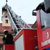 Über eine Drehleiter löschte die Feuerwehr den Brand im Schulhaus Siebenbrunn.