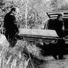 Die Leiche der elfjährigen Ursula Herrmann wird in einem Sarg vom Tatort wegtransportiert. Das Mädchen wurde 1981 in einem Waldstück entführt und in eine Holzkiste gesperrt.