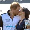 Prinz Harry und Herzogin Meghan küssen sich beim Sentebale ISPS Handa Polo Cup in Windsor.