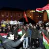 Rund 300 Menschen demonstrierten am Montag auf dem Augsburger Rathausplatz gegen den Einmarsch der türkischen Armee in die nordsyrische Region Afrin. 
