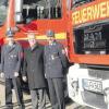 Verstärkung erhält die Neu-Ulmer Feuerwehr mit zwei neuen Fahrzeugen. Rainer Daumann (Stadtbrandinspektor) Hans-Otto David (Kommandant der Feuerwehr Reutti), Oberbürgermeister Gerold Noerenberg und Markus Häusler (Feuerwehr Burlafingen) nahmen die Gerätewagen in Empfang. 