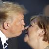 Beim G7-Gipfel 2019 in Biarritz: US-Präsident Donald Trump küsst Bundeskanzlerin Angela Merkel (CDU) zur Begrüßung. Ansonsten hält sich Trumps Sympathie für Merkel eher in Grenzen.
