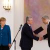 Bundespräsident Joachim Gauck (M) übergibt dem scheidenden Umweltminister Norbert Röttgen (r)  im Schloss Bellevue in Berlin seine Entlassungsurkunde. Foto: Michael Kappeler dpa