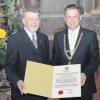 Neuer Dillinger Ehrenbürger ist Monsignore Gottfried Fellner, dem Oberbürgermeister Frank Kunz die Urkunde aushändigte.