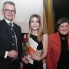 Sandra Sitzmann aus Inchenhofen erhielt den Staatspreis für die Note 1,0. Die Industriekauffrau der Firma Züblin Timber aus Ecknach wird von Peter Tomaschko und Cornelia Nieberle-Schreiegg beglückwünscht.