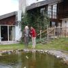 Ein Schmuckstück des Hauses in Asch ist der Teich, den Beate Gürster von der Mobilen Pflege (rechts) und eine der Bewohnerinnen besuchen.