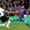 Valencias Ricardo Costa (l) versucht den vierfachen Torschützen Lionel Messi zu stoppen. 