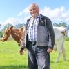 Der einsame Kuhbauer Dieter (60) lebt alleine auf seinem Hof in Niedersachsen. Um 35 ha Ackerland, Milchkühe, Rinder und drei Katzen muss sich der liebevolle Milchbauer ganz alleine kümmern. 