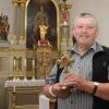 Eugen Fluhr ist seit 36 Jahren Mesner. In der Kirche St. Oswald gibt es sogar ein Partikelkreuz mit einem Splitter vom Kreuz Jesu.
