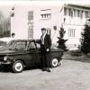Johann Kröner steht stolz vor seinem ersten eigenen Auto – ein NSU Prinz aus dem Jahr 1962. Das Bild von ihrem – damals noch jungen – Mann schickte uns Elfriede Kröner aus Maingründel.