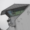Ein Wachturm der Justizvollzugsanstalt Stadelheim in München, aus der am Dienstag ein 24-jähriger Häftling ausgebrochen ist.