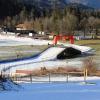 Blick auf das Langlaufstadion in Oberstdorf: Rund um die Loipe lag in den vergangenen Tagen kaum Schnee. 	 	