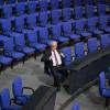 Seit 1990 sitzt er im Bundestag, doch so einsam war es um Volker Kauder wohl selten. Der ehemalige Fraktionsvorsitzende von CDU/CSU ist etwas zu pünktlich zur 90. Sitzung des Parlaments erschienen.